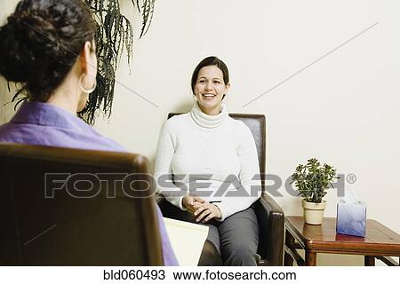 Stock Bild - hispanic frau, an, therapeutisches, sitzung. Fotosearch