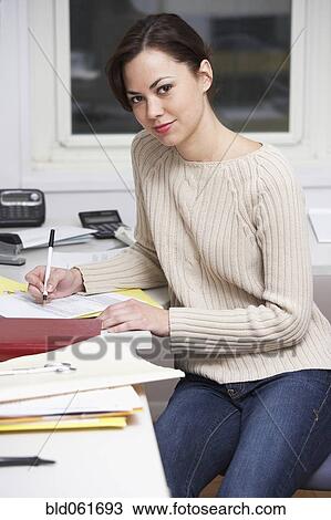 Geschäftsfrau, schreibende, schreibtisch Stock Bild | bld061693