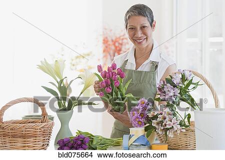 Picture - Chinese florist arranging flowers. Fotosearch