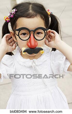 中国語 女の子 身に着けているマスク で メガネ そして 口ひげ ピクチャー Bld0494 Fotosearch