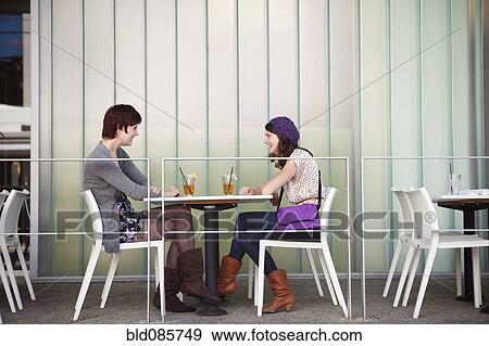 القفقاسي الأصدقاء اضطر غداءا إلى داخل المقهى الخلوي ألبوم الصور Bld085749 Fotosearch