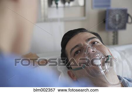 ヒスパニックの 人 身に着けていること 酸素マスク 中に 病院 写真館 イメージ館 Blm Fotosearch