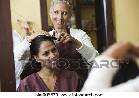 African American Hair Stylist Cutting Client S Hair Stock Image