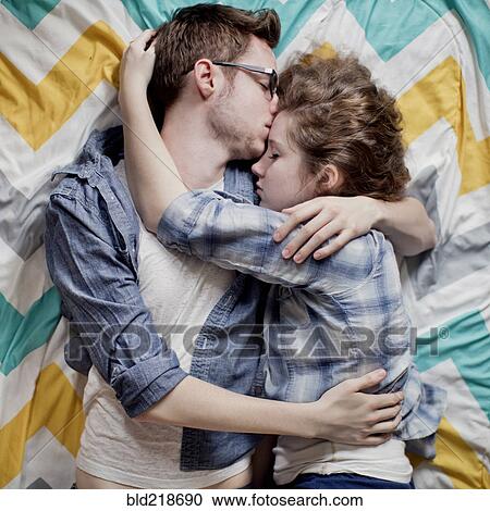 高い 角度 眺め の 抱きしめること 恋人 ベッドで ストックイメージ Bld Fotosearch