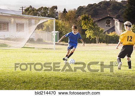 Knaben, fussballspielen, auf, feld Stock Bild | bld214470 ...