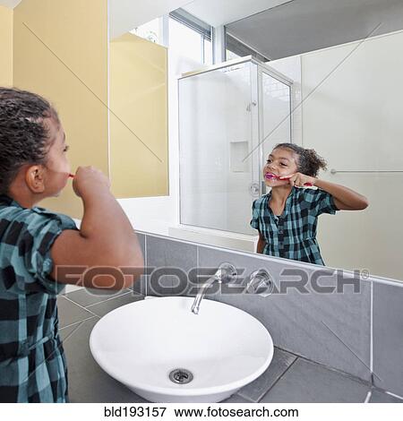 Gemischtrassig, mädchen, in, badezimmer, zähneputzen Stock Foto Gemischtrassig, mädchen, in, badezimmer, zähneputzen Stock Foto