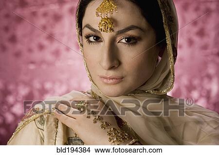 Picture - Middle Eastern woman in traditional clothing. Fotosearch