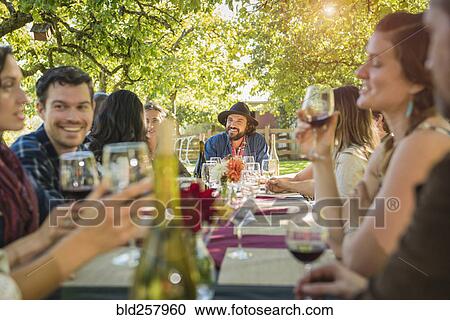 Freunde Trinken Wein An Party Draussen Stock Bild Bld Fotosearch