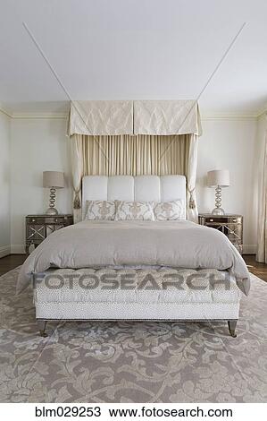 Beste Bankje, en, bed, in, sierlijk, slaapkamer Stock Afbeelding XB-61