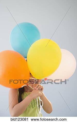 韓国語 女の子 後ろに隠れる 束の 風船 ストックイメージ Bld Fotosearch