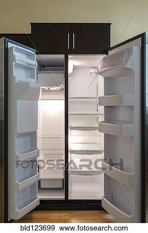 Abierto, vacío, refrigerador, en, moderno, cocina Colección de foto