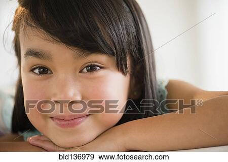 フィリピン人 女の子 休む 手 の 顎 写真館 イメージ館 Bld Fotosearch