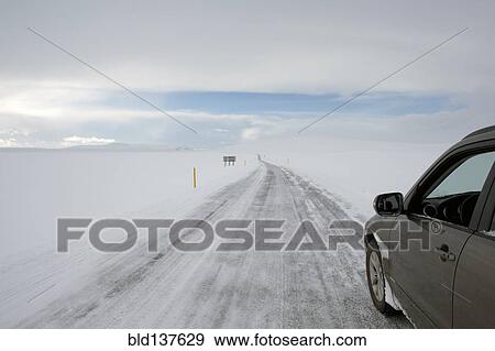 Auto, fahren, auf, ländliche straße, in, verschneit, landschaft Stock