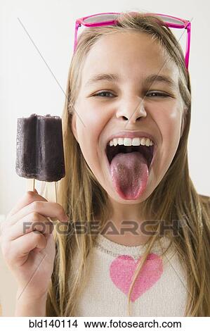 コーカサス人 女の子 で 汚された 舌 から ブドウ Popsicle ピクチャー Bld Fotosearch
