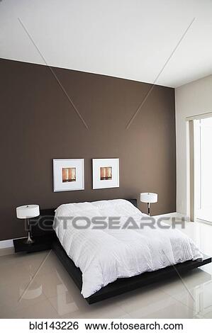 Stock Afbeeldingen - muur, kunst, lampen, en, bed, in, hippe ... Stock Afbeeldingen - muur, kunst, lampen, en, bed, in, hippe ...