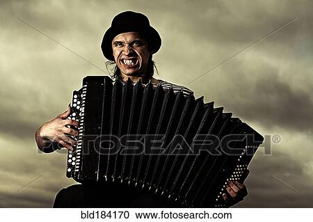 コーカサス人 アコーディオンを弾いている男 屋外で ストックイメージ Bld Fotosearch