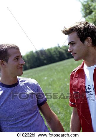 ２ 若い ゲイの男性たち 25 Years 公園 手を持つ ストックイメージ bl Fotosearch