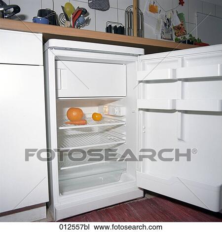 Ansicht In Ein Leerer Kuhlschrank Stock Bild bl Fotosearch