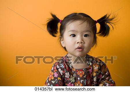 Etonne Regarder Asiatique Bebe Banque D Image bl Fotosearch