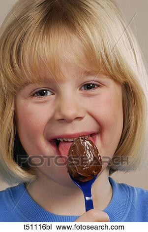 女の子 舐めること A スプーン で チョコレート ストックイメージ Tbl Fotosearch