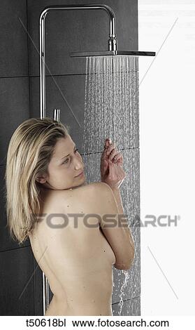 女 持つこと シャワー ストックイメージ Tbl Fotosearch