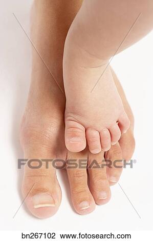 Vergleich Von Baby Und Ausgewachsene Fusse Stock Bild
