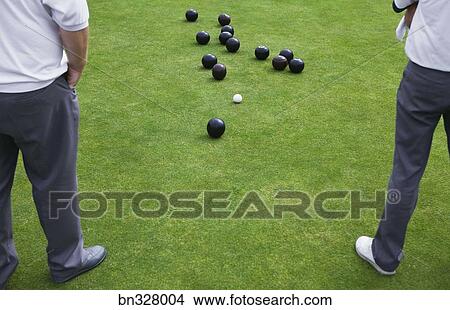 Männer, auf, a, rasenfläche bowling Bild | bn328004 | Fotosearch