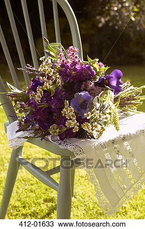 Stock Foto - strauß blumen, stuhl, draußen 412-01633 - Suche Stock ... Stock Foto - strauß blumen, stuhl, draußen 412-01633 - Suche Stock ...