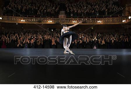 バレリーナ お辞儀 ステージ上で 中に 劇場 写真館 イメージ館 412 Fotosearch