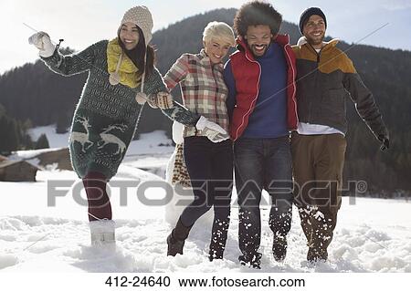 الأصدقاء اللعب في ثلج ألبوم الصور 412 24640 Fotosearch