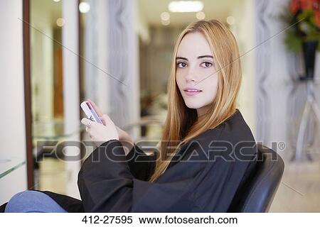 肖像画 女 Texting で 携帯電話 中に 髪サロン ストックフォト 写真素材 412 Fotosearch 肖像画 女 Texting で 携帯電話 中に 髪サロン ストックフォト 写真素材 412 Fotosearch