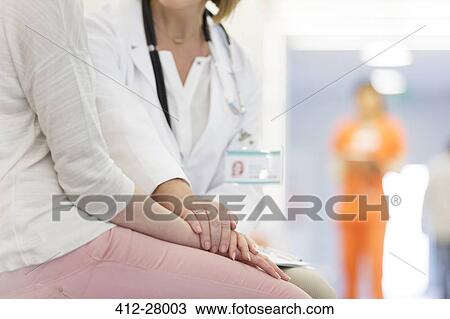 الطبيب مريض مريح إلى داخل الرواق ألبوم الصور 412 28003 Fotosearch