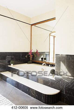 黒い大理石 包囲 浴槽 中に 贅沢 浴室 ストックフォト 写真素材 412 Fotosearch