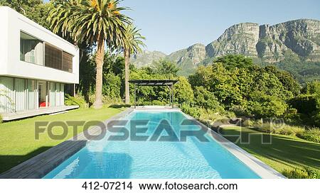 Picture - Modern house and swimming pool. Fotosearch