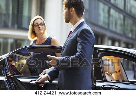 お抱え運転手 開始車のドア ために 女性実業家 ストックイメージ 412 Fotosearch