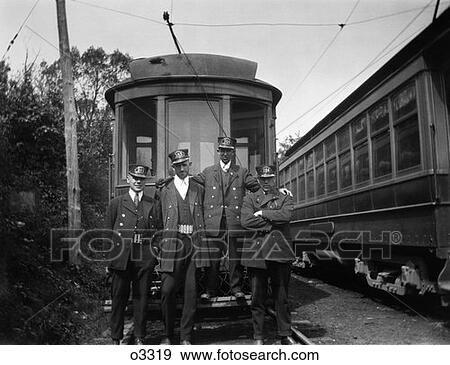 1900s 4 人 指揮者 エンジニア ポーズを取りなさい の前 路面電車 ユニフォーム 帽子 通過 労働者 公共輸送機関 列車 写真館 イメージ館 O3319 Fotosearch