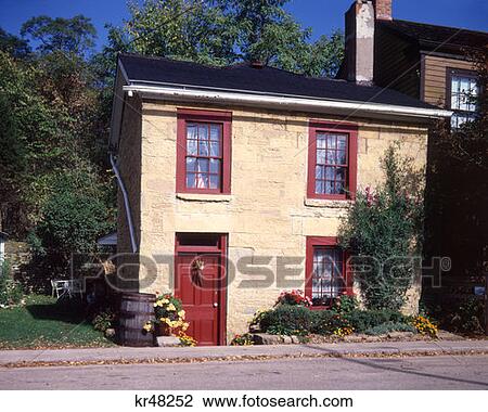 Pioneer House Mineral Point Wi Yellow House Red Door Windows Stock