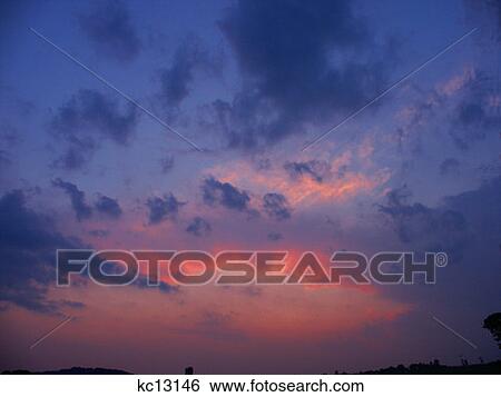 Rose Nuages Dans Ciel Bleu A Coucher Soleil Banque De Photographies Kc Fotosearch