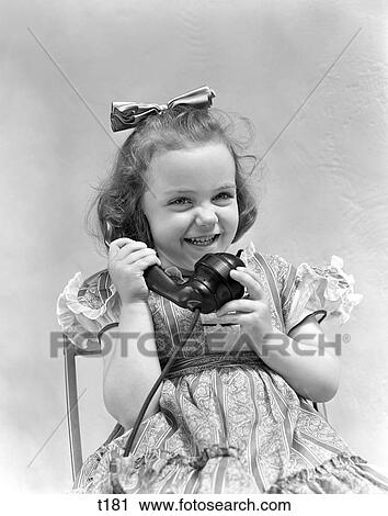 １９３０ 1930s 女の子の笑うこと 電話で話すこと 弓 中に 彼女 毛 ストックイメージ T181 Fotosearch