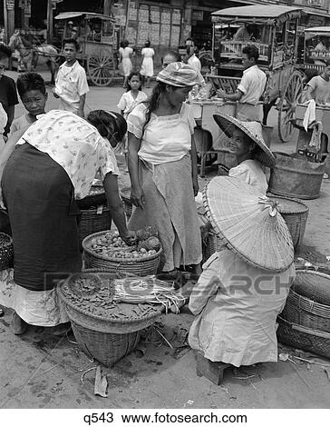 Stock Image - 1930 1930S 1940 1940S Group Of Women In Native Food Vegetable Market Manila Philippine Islands Philippines Retro . Fotosearch