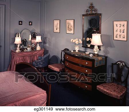1950s 寝室 で 青 壁 ピンク ベッドカバー そして Skirted 虚栄心テーブル 写真館 イメージ館 Eg Fotosearch