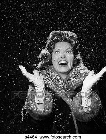 1950 1950S Woman Wearing Fur Coat Hat And Gloves In Snow View Large Photo Image Picture - 1950 1950S Woman Wearing Fur Coat Hat And Gloves In Snow . Fotosearch