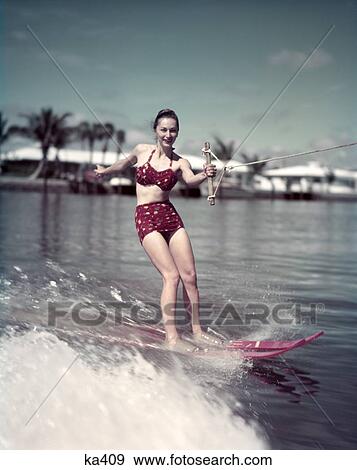 1950s 女 赤 ツーピース 水着 水上スキー スキー Aquaplaning 牽引 ロープ トロピカル やし 写真館 イメージ館 Ka409 Fotosearch