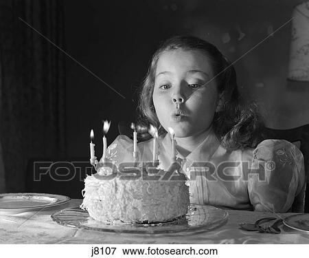 1950s Girl Souffler Dehors 5 Bougies Sur Gateau Anniversaire Faire Souhait Banque De Photo J8107 Fotosearch