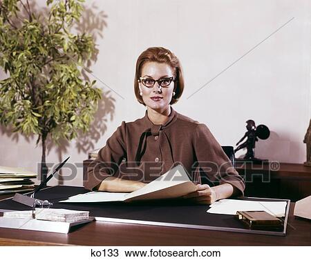 1960s 女性ビジネス 女 着席させる 机 真剣な表現 ペーパー メガネ 秘書 経営者 ストックイメージ Ko133 Fotosearch