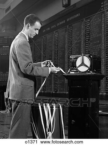 1960s 株式ブローカー 読書 チッカー テープ の前 N Y 株式取引所 板 ストックイメージ O1371 Fotosearch