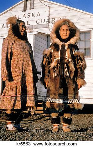 1960s 2 Elederly Inuit 妇女 爱斯基摩人 软毛 服装 夏天 冬季 风雪大衣 方式 Kotzebue Ak 北极海洋 美籍印地安人图片银行 Kr5563 Fotosearch
