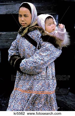 1960s, inuit, frau, mutter, baby, eskimo, in, nome, alaksa ...