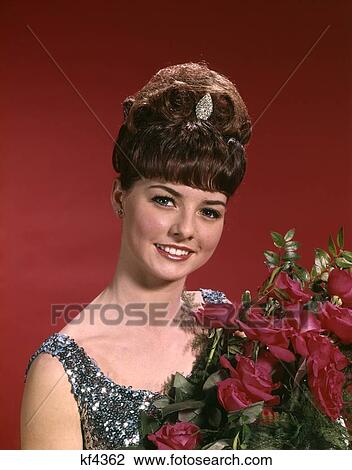 1960S Woman Prom Beauty Queen Bee Hive Hair Do Tiara Bouquet Roses