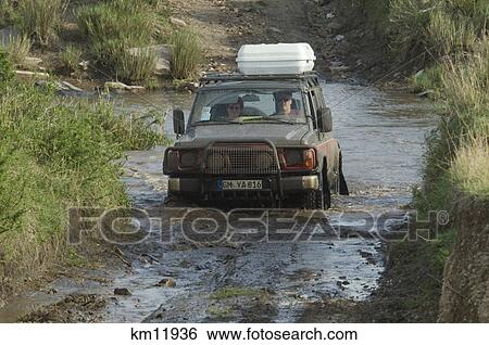 サファリ 車 Fording 流れ マサイ族の Mara の 国民の 予備 Kenya